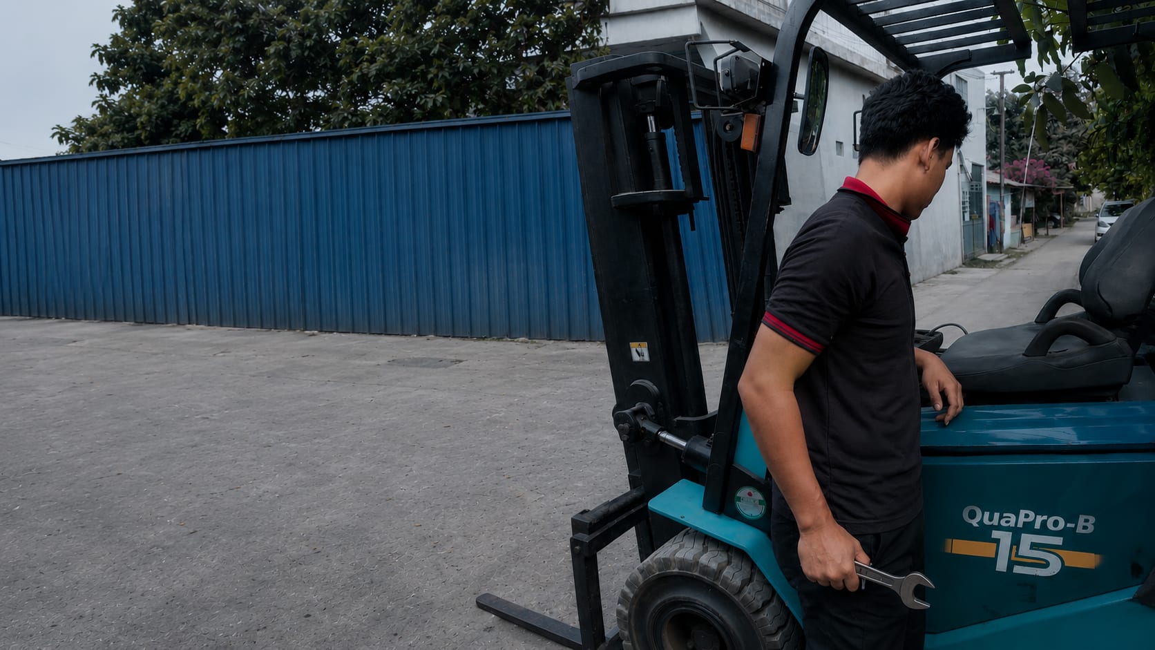 Teknisi PSM memeriksa forklift elektrik QuaPro-B di lokasi klien
