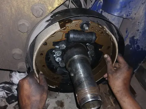 Overhaul rem tromol roda forklift oleh teknisi PSM