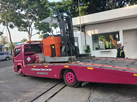 Unit forklift diangkut car carrier PSM untuk penjemputan/pengantaran servis