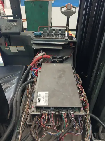 Perbaikan modul kontroler forklift elektrik di area gudang