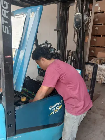 Service kompartemen baterai forklift elektrik Sumitomo di gudang klien