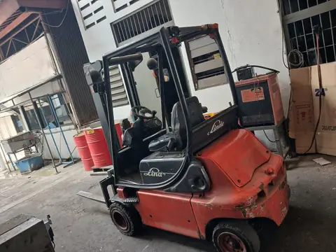 Forklift elektrik Linde dengan charger baterai saat perawatan