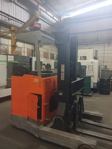 Reach truck elektrik saat service on-site di area produksi pabrik
